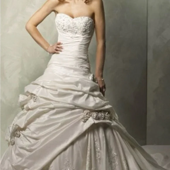 Elegant Strapless Wedding Gown - Picture 3 of 7